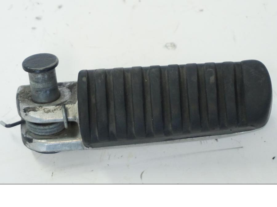 Framsidan på Fotpinne från en Kawasaki ZR-7 -2001 motorcykel.