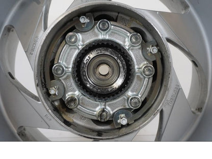 Höger sida på Fälg från en Suzuki VZR 1800 -2009 motorcykel.