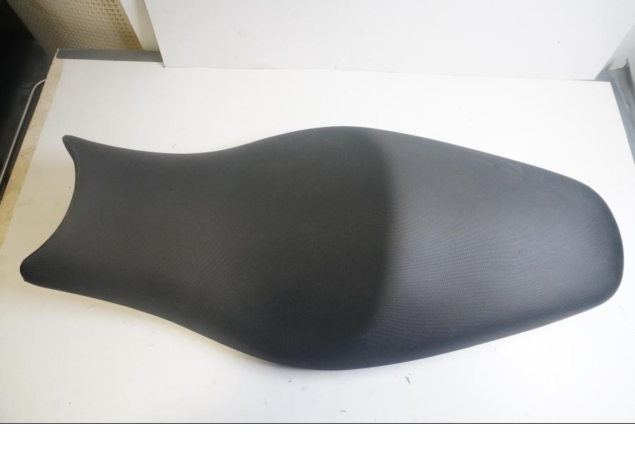 Baksidan på Sadel från en Kawasaki ZZR 1100 -1991 motorcykel.