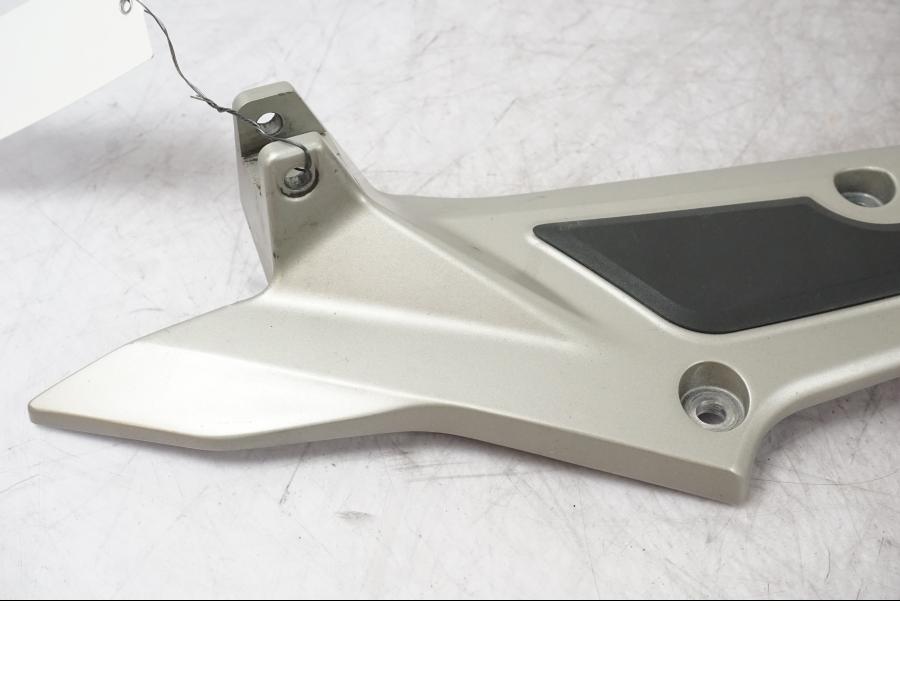 Snett nerifrån på Fotpinnefäste från en BMW K 1600 GTL -2015 motorcykel.