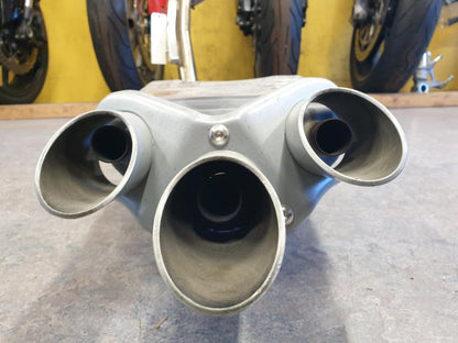 Höger sida på Ljuddämpare från en Triumph Sprint ST -2007 motorcykel.