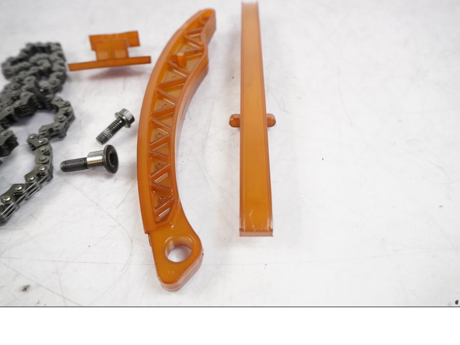 Baksidan på Kamkedja från en KTM 125 Duke -2017 motorcykel.