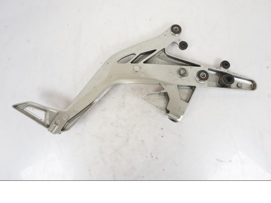 Snett uppifrån på Fotpinnefäste från en Kawasaki ER-6N -2012 motorcykel.