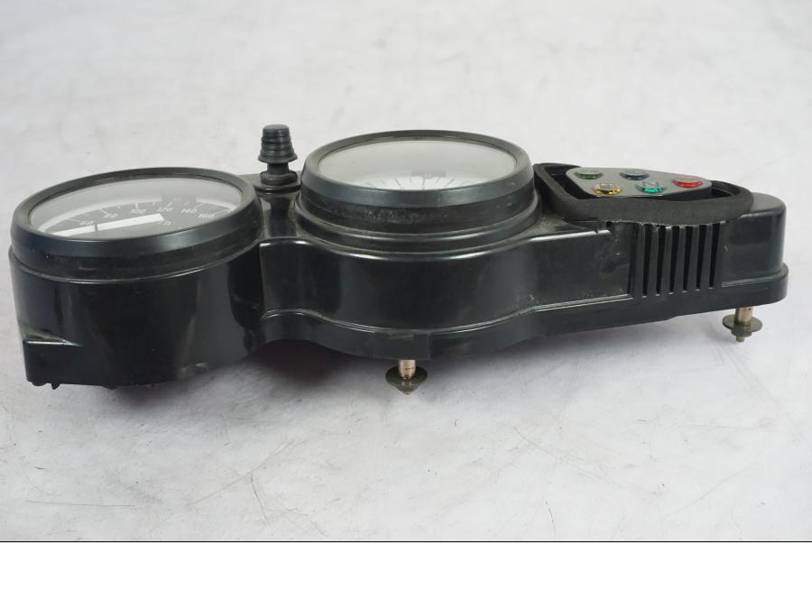 Höger sida på <p>Instrumentpanel från Suzuki SV 650 S 2002.</p>

<p>Ett fäste är avbrutet men medföljer.</p>

<p>Bilden som visar "Bucklan" i plasten visar även spricka för ett fäste. Se bilder.</p> motorcykel.