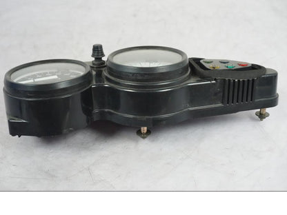 Höger sida på <p>Instrumentpanel från Suzuki SV 650 S 2002.</p>

<p>Ett fäste är avbrutet men medföljer.</p>

<p>Bilden som visar "Bucklan" i plasten visar även spricka för ett fäste. Se bilder.</p> motorcykel.