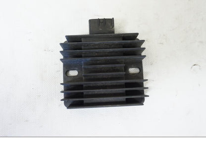 Framsidan på Likriktare från en Kawasaki Z 800 -2013 motorcykel.