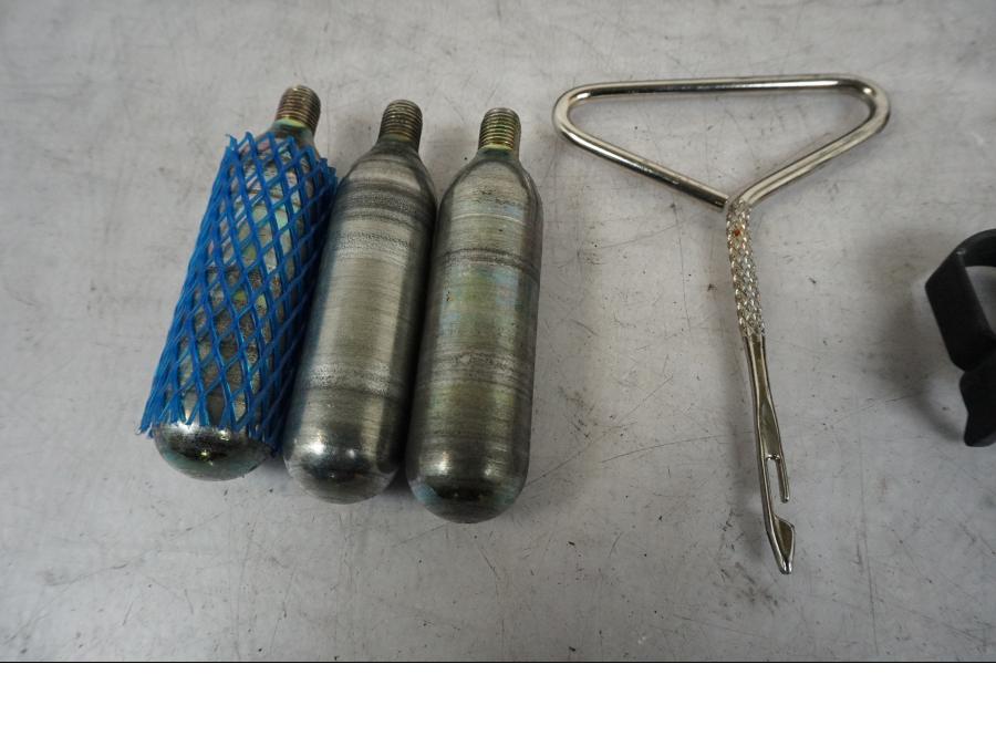 Vänster sida på Verktyg från en BMW R 850 R -2004 motorcykel.