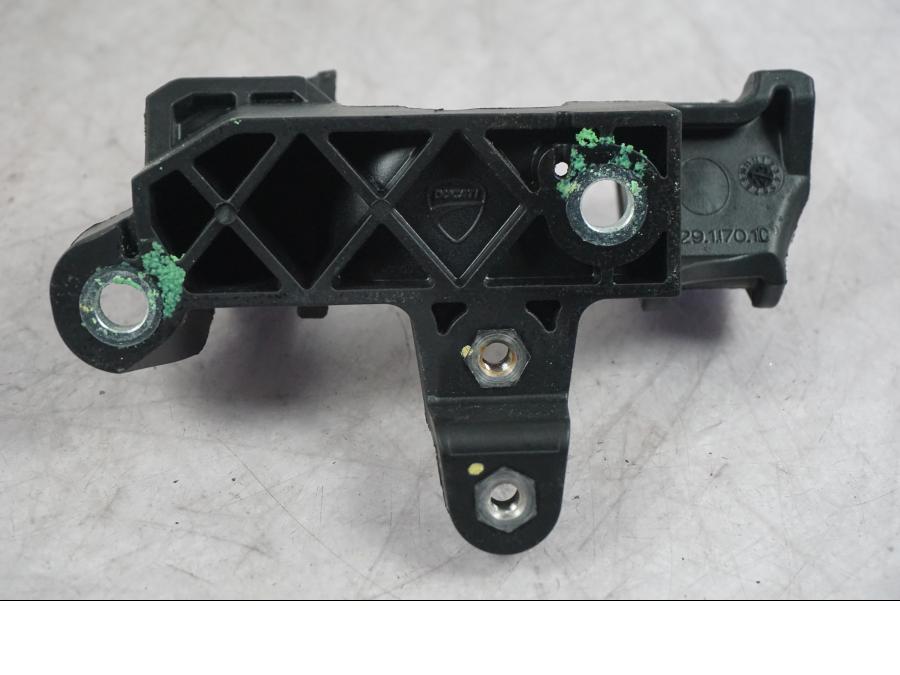 Vänster sida på Sadelfäste från en Ducati Multistrada V4 -2024 motorcykel.