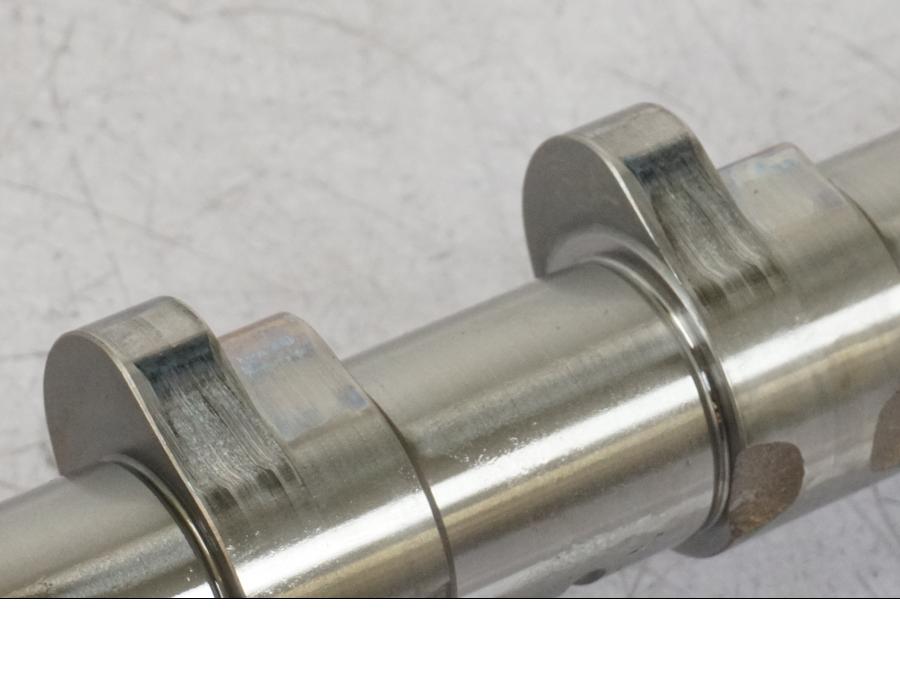 Vänster sida på Kamaxel från en BMW R 1250 GS -2023 motorcykel.