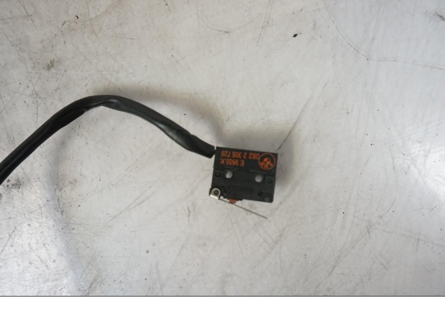 Baksidan på Bromsljuskontakt från en BMW R 1150 GS -2002 motorcykel.