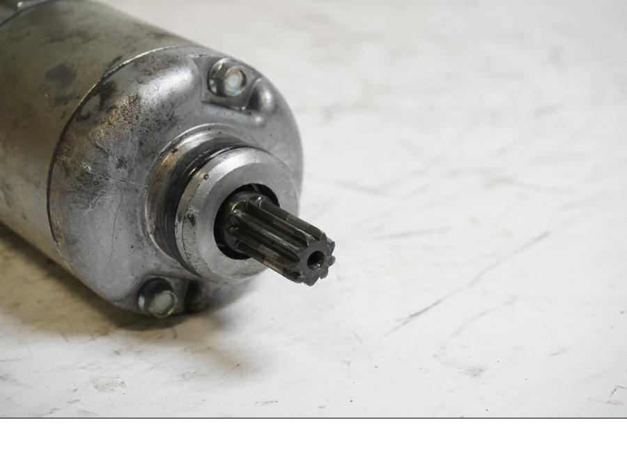 Baksidan på Startmotor från en Honda CBR 600 RR -2003 motorcykel.