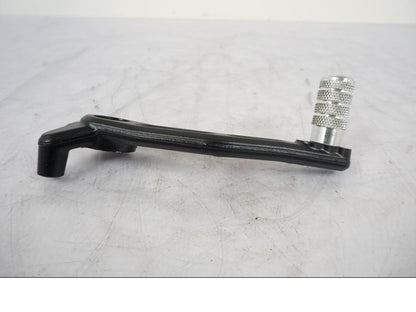 Vänster sida på Bromspedal från en KTM 1290 Super Duke -2019 motorcykel.