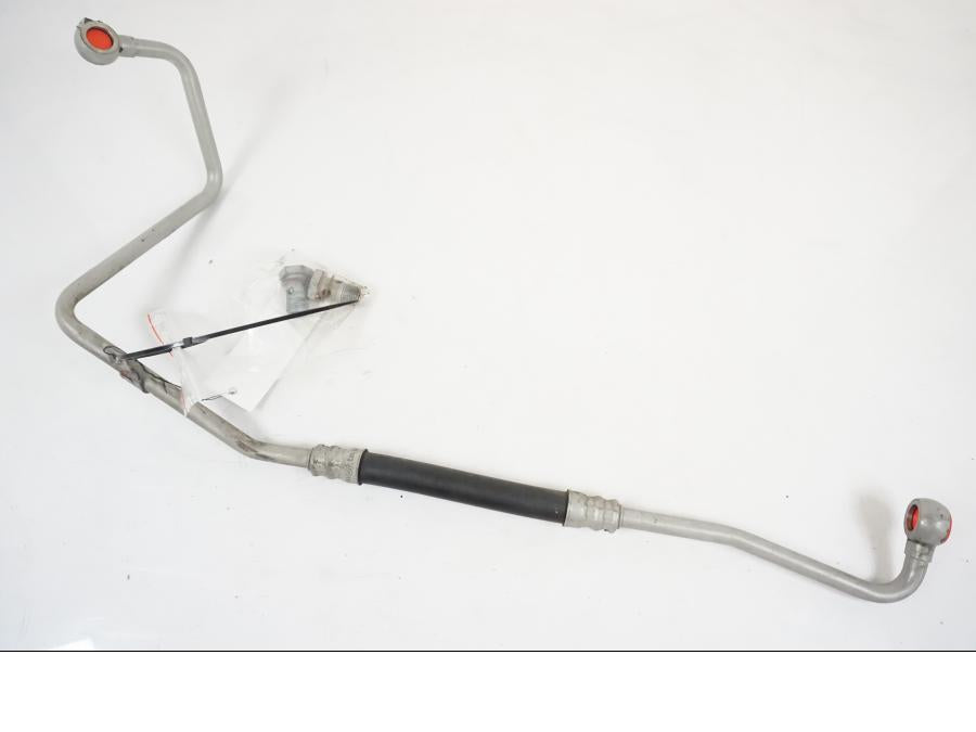 Snett nerifrån på Oljerör från en BMW F 650 CS -2002 motorcykel.