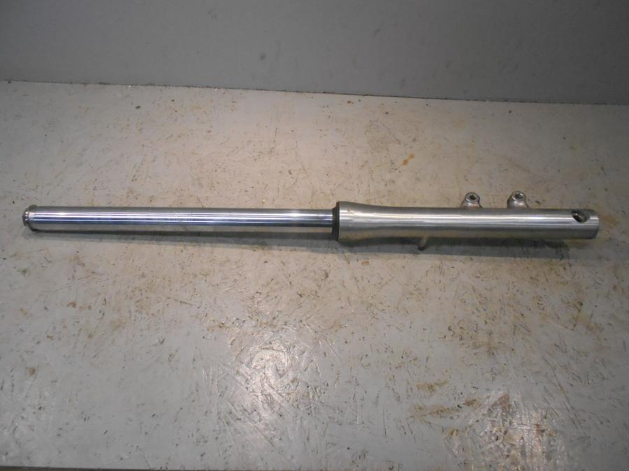 Framsidan på Gaffelben från en Suzuki VS 750 Intruder -1986 motorcykel.