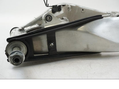 Baksidan på Sving från en Yamaha MT-09 -2021 motorcykel.