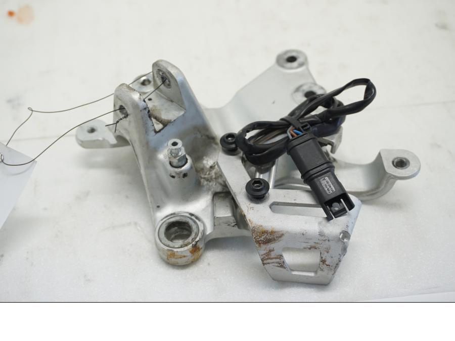 Framsidan på Fotpinnefäste från en Ducati Multistrada 1158 V4 -2021 motorcykel.