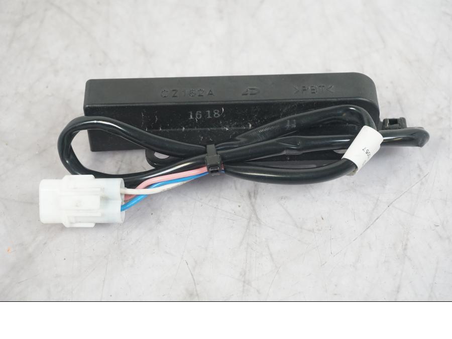 Baksidan på Antenn från en KTM 1290 Super Adventure S -2022 motorcykel.