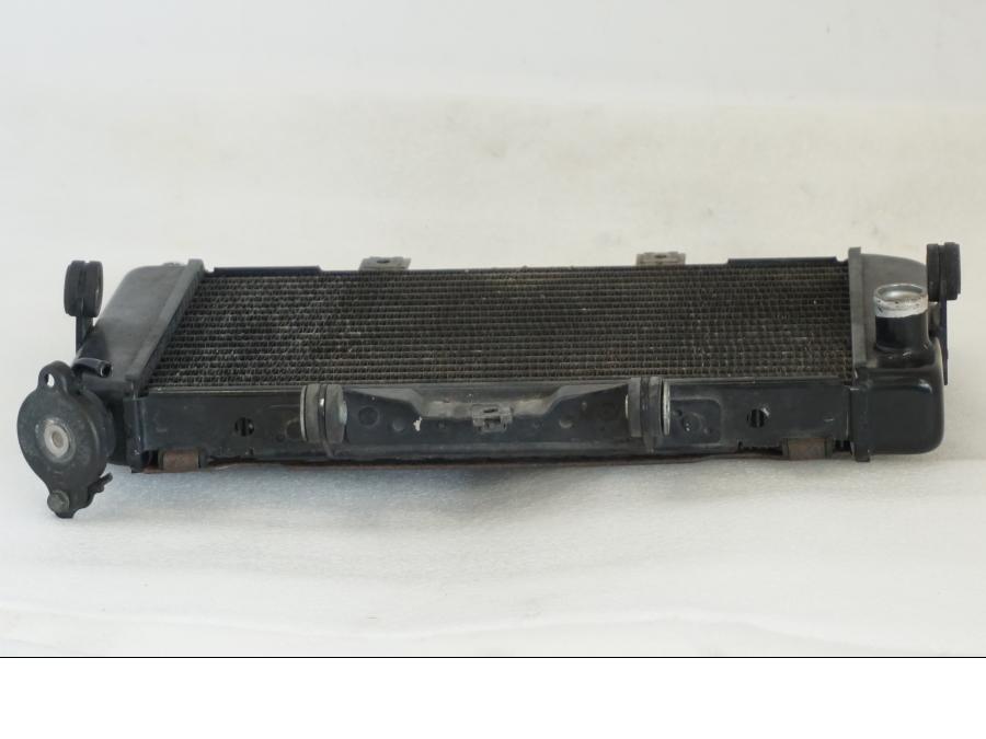 Snett uppifrån på Vattenkyl från en Yamaha TDM 850 -1998 motorcykel.