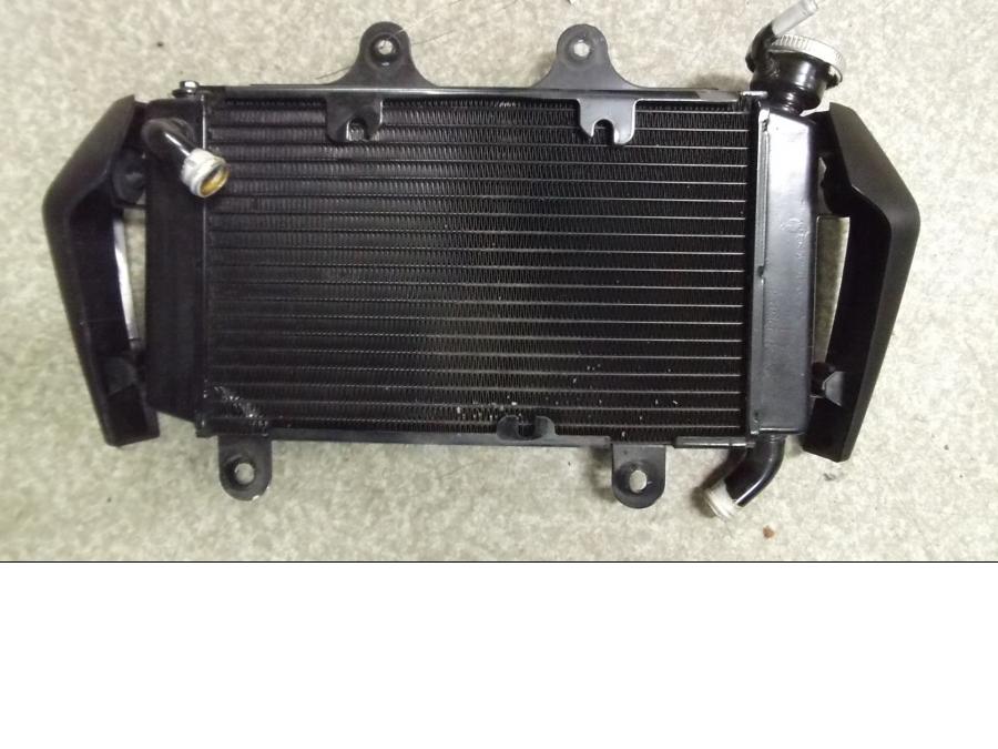 Framsidan på Vattenkyl från en KTM 125 Duke -2013 motorcykel.