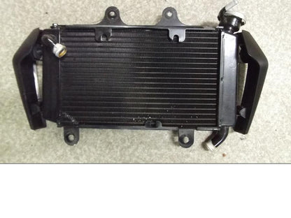 Framsidan på Vattenkyl från en KTM 125 Duke -2013 motorcykel.