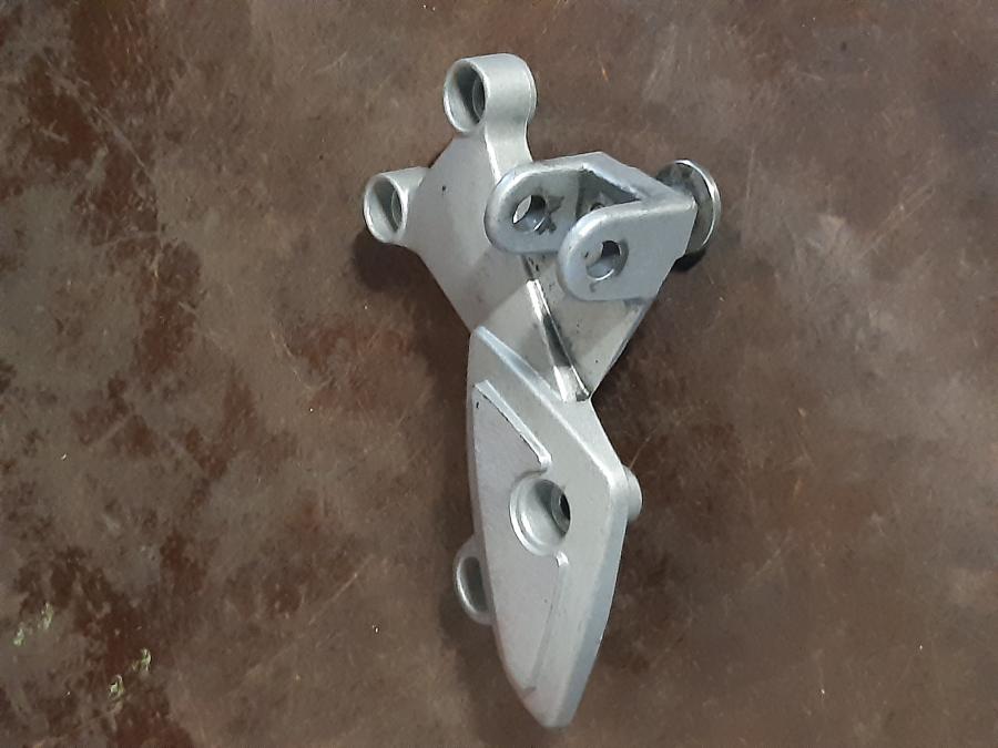 Höger sida på Fotpinnefäste från en Triumph Sprint RS -2000 motorcykel.