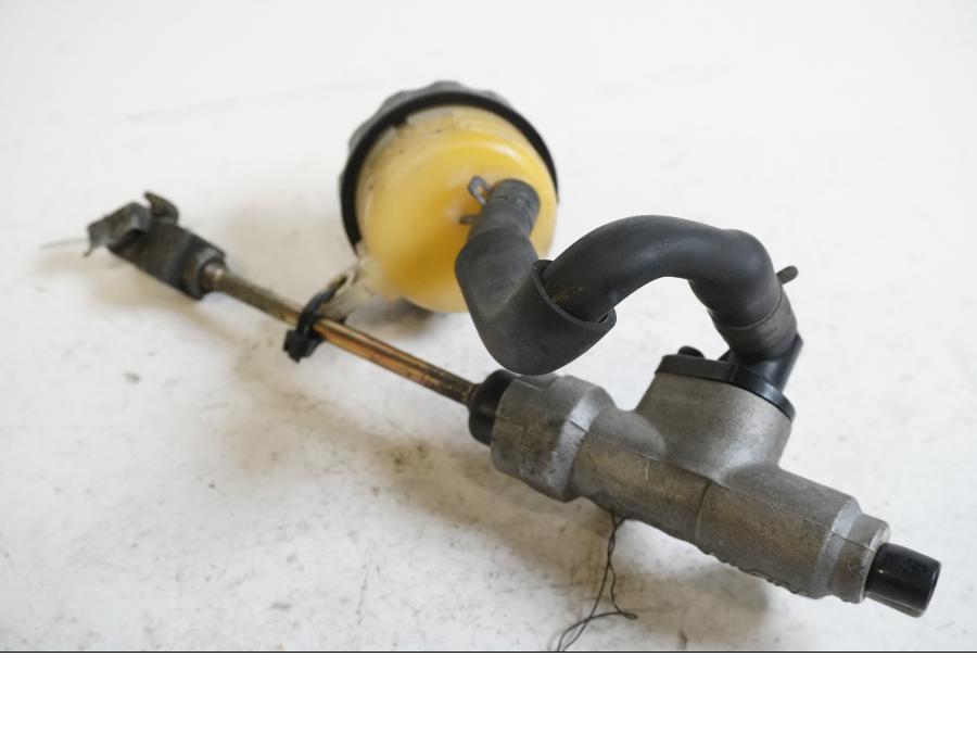 Framsidan på Bromshuvudcylinder från en Honda XRV 750 -1997 motorcykel.