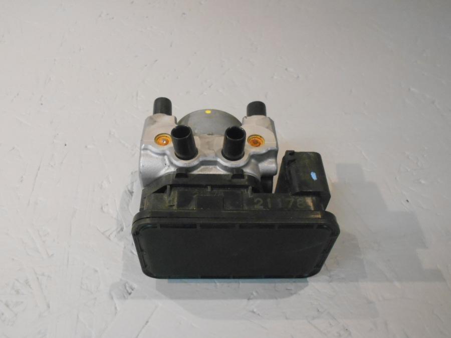 Baksidan på ABS Modulator från en Triumph Tiger 800 -2016 motorcykel.