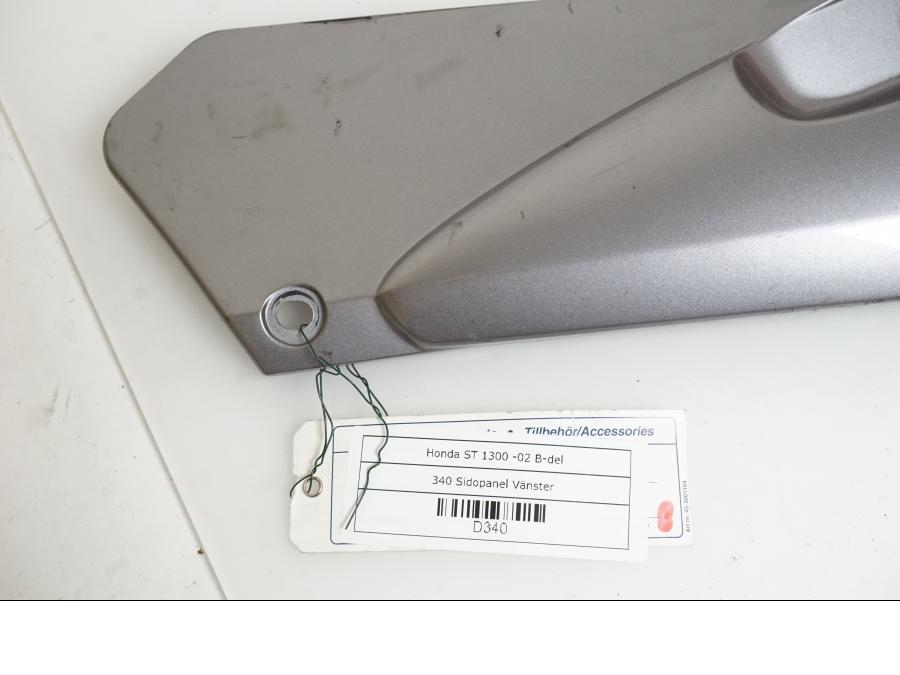 Baksidan på Sidopanel från en Honda ST 1300 -2002 motorcykel.