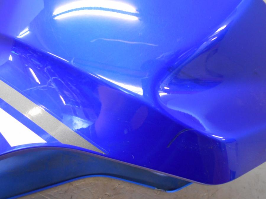 Vänster sida på Bensintankskåpa från en Yamaha YZF-R 125 -2009 motorcykel.