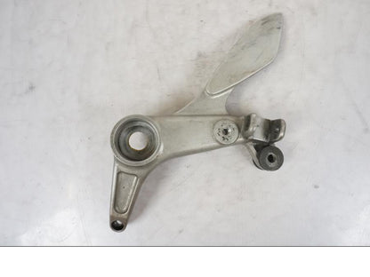 Framsidan på Fotpinnefäste från en Honda VTR 1000 F -1997 motorcykel.