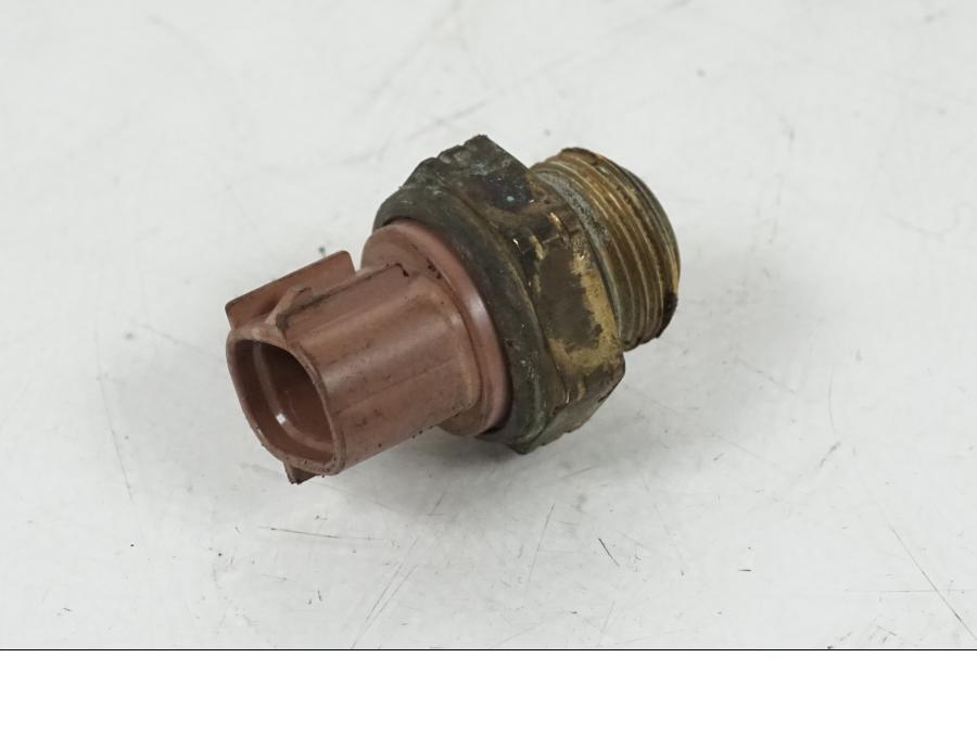 Framsidan på Vattentermostatgivare från en Kawasaki Z 750 -2006 motorcykel.