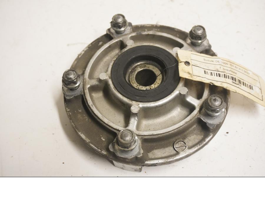 Framsidan på Drevfäste från en Suzuki DL 1000 -2004 motorcykel.