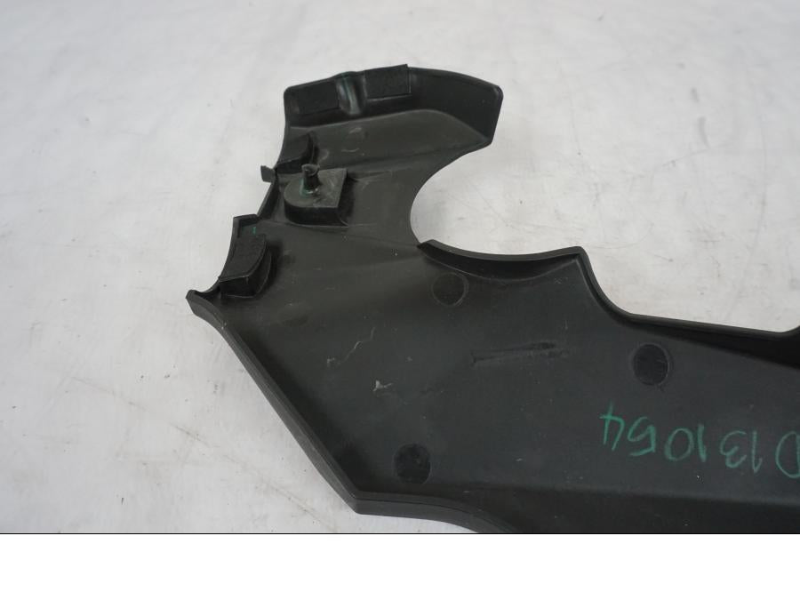 Snett uppifrån på Ramskydd från en Kawasaki ER-6N -2012 motorcykel.