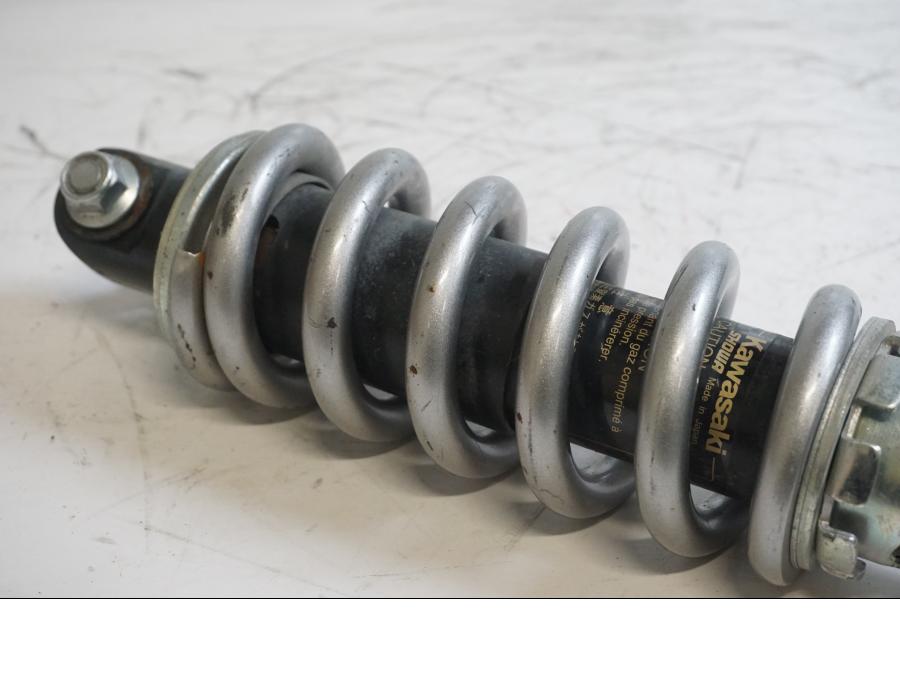 Höger sida på Stötdämpare från en Kawasaki Versys 650 -2009 motorcykel.