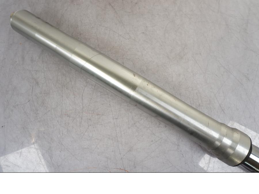 Snett nerifrån på Gaffelben från en Suzuki GSX 1300 RX -1999 motorcykel.