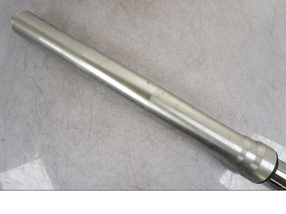 Snett nerifrån på Gaffelben från en Suzuki GSX 1300 RX -1999 motorcykel.