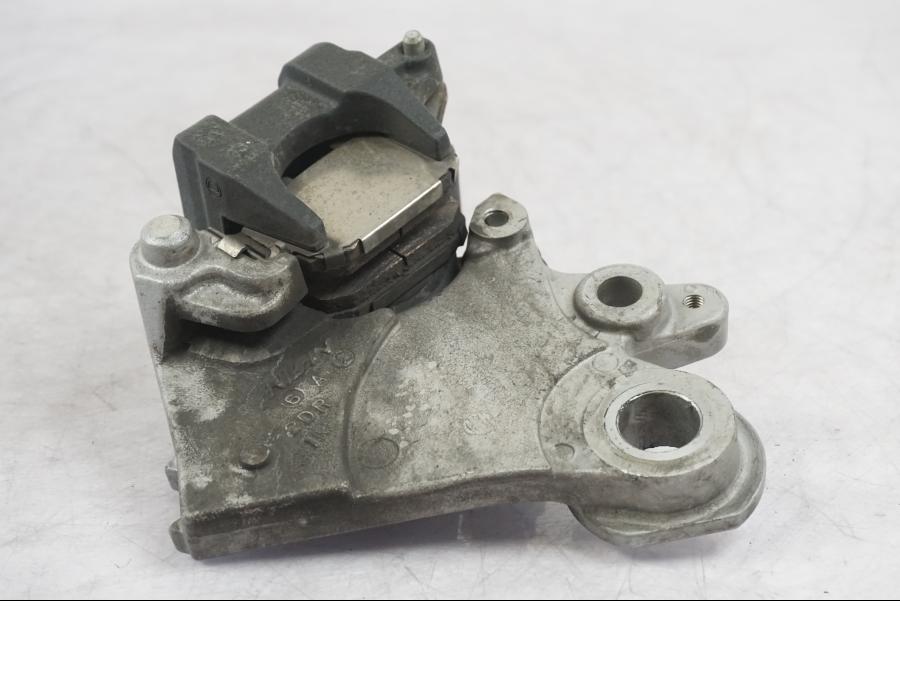 Snett nerifrån på Bromsok från en Yamaha MT-09 -2016 motorcykel.