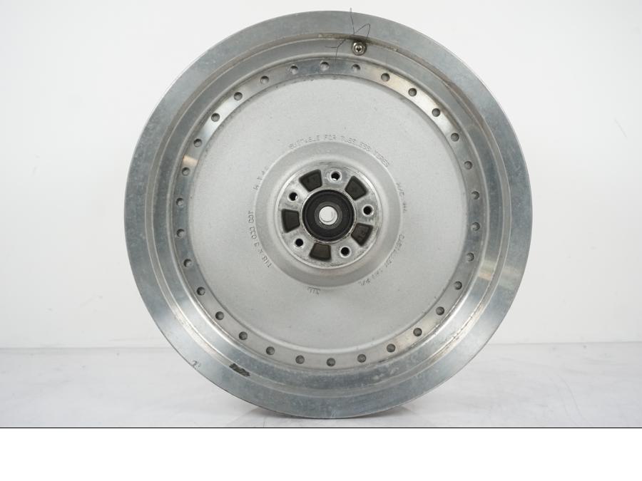 Extrabild1 på Fälg från en H-D Softail Standard FXST -2001 motorcykel.