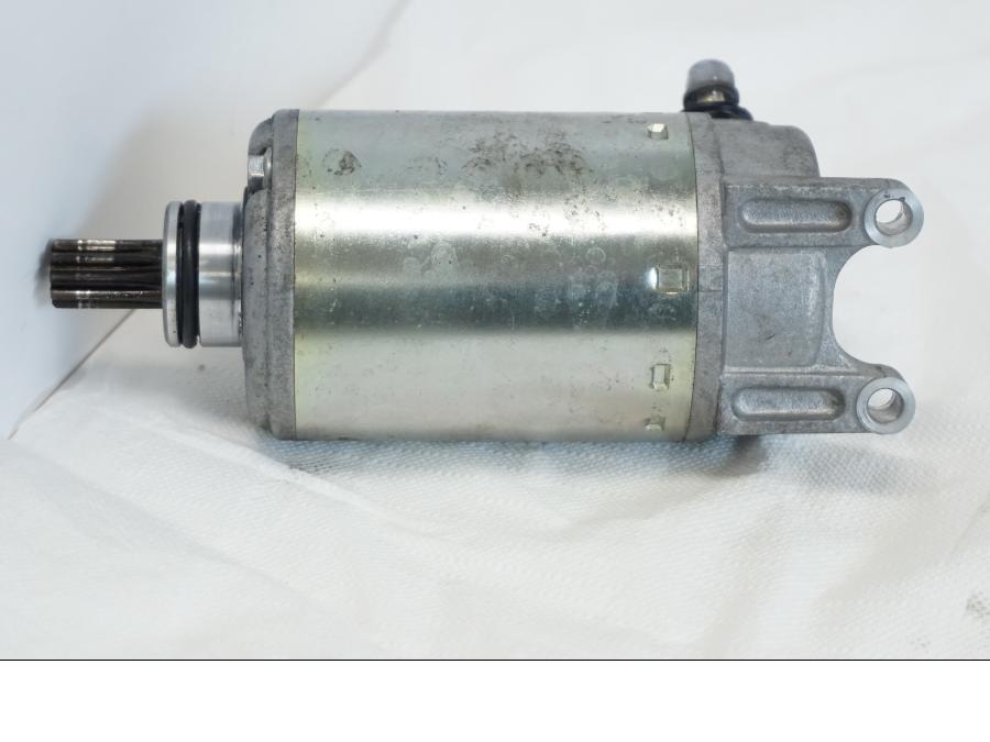 Höger sida på Startmotor från en BMW K 1600 -2015 motorcykel.