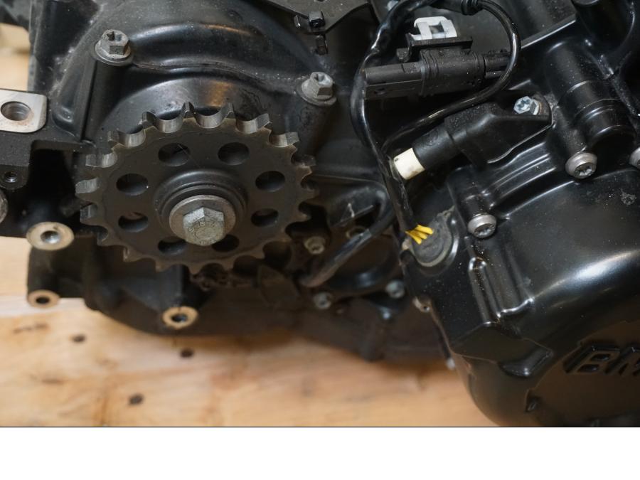 Snett uppifrån på Motor från en BMW F 800 R -2018 motorcykel.