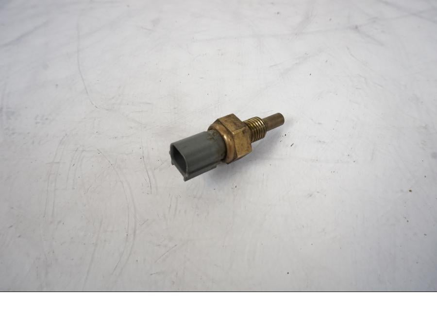 Framsidan på Vattentermostatgivare från en Honda CRF 1000 Africa Twin -2016 motorcykel.