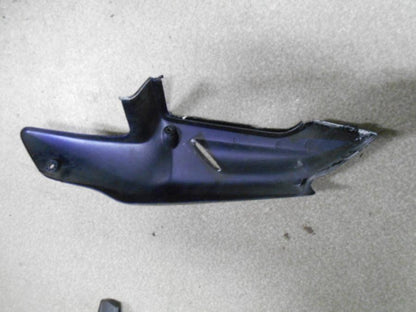 Snett uppifrån på <p>Bakvinge höger från Honda CBR 900 RR 1999.</p>

<p>Spricka baktill se bild.</p> motorcykel.