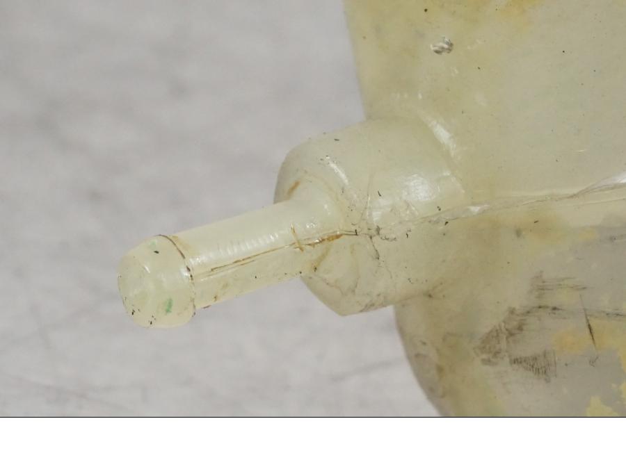 Höger sida på Vattenexpansionskärl från en Suzuki GSX 1300 RX -1999 motorcykel.