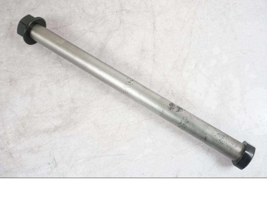 Framsidan på Axel från en KTM 1290 Super Duke R -2022 motorcykel.