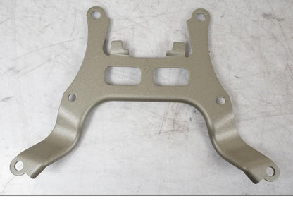 Vänster sida på Vindrutefäste från en Yamaha Tracer 900 -2016 motorcykel.