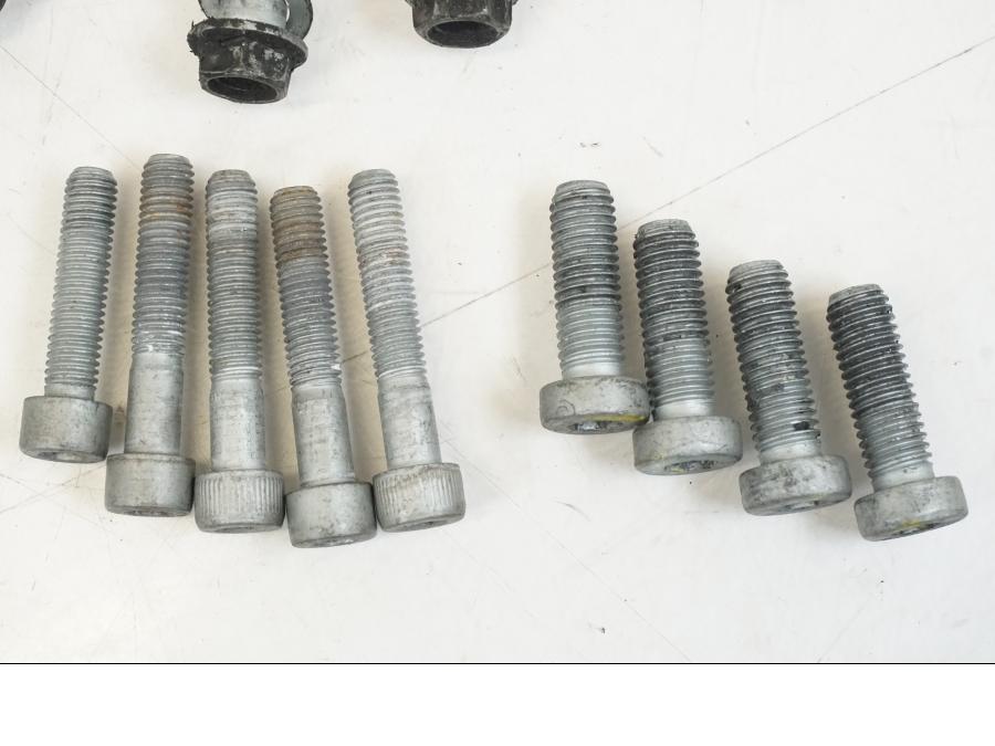 Snett nerifrån på Skruv / Mutter etc från en Aprilia Tuono V4R -2011 motorcykel.