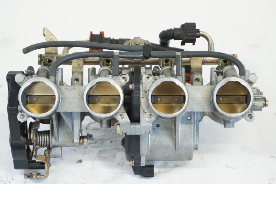 Snett nerifrån på Spjällhus från en Yamaha YZF R6 -2006 motorcykel.