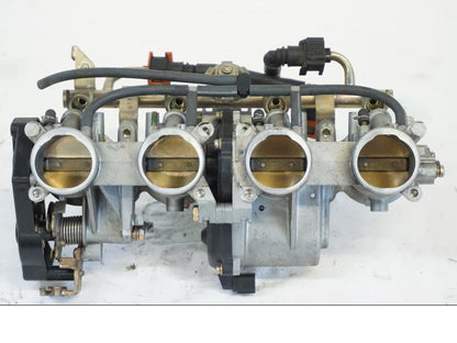 Snett nerifrån på Spjällhus från en Yamaha YZF R6 -2006 motorcykel.