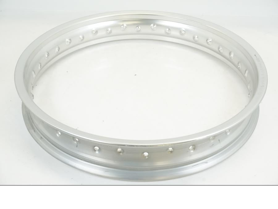 Höger sida på Fälg från en BMW F 650 -2001 motorcykel.