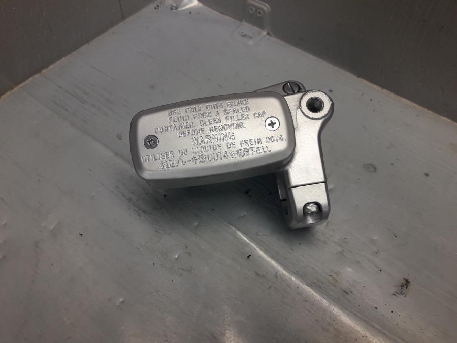 Baksidan på Bromshuvudcylinder från en Suzuki VL 800 -2009 motorcykel.